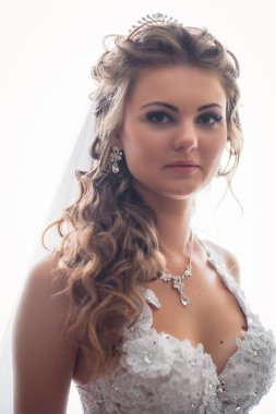 Şık lüks muhteşem gelin pencere karşı ayakta