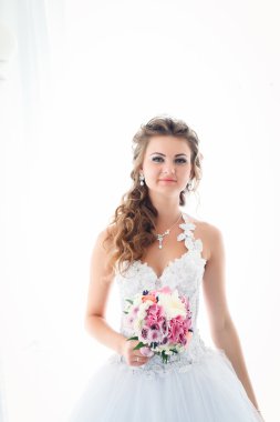 Şık lüks muhteşem gelin beyaz arka plan üzerinde duran