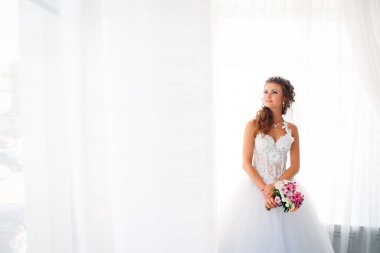 Şık lüks muhteşem gelin beyaz arka plan üzerinde duran