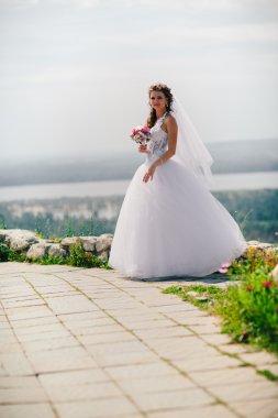 arka planda doğanın güzel mutlu şık gelin