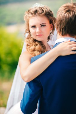 Park arka plan doğa üzerinde poz güzel genç Çift