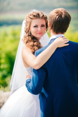 Park arka plan doğa üzerinde poz güzel genç Çift