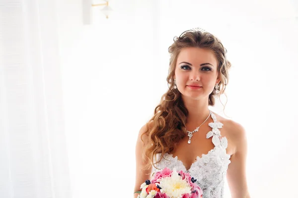 Stijlvolle luxe prachtige bruid permanent op witte achtergrond — Stockfoto