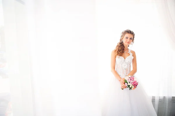 Stylish luxury gorgeous bride standing on white background — Stock Photo, Image