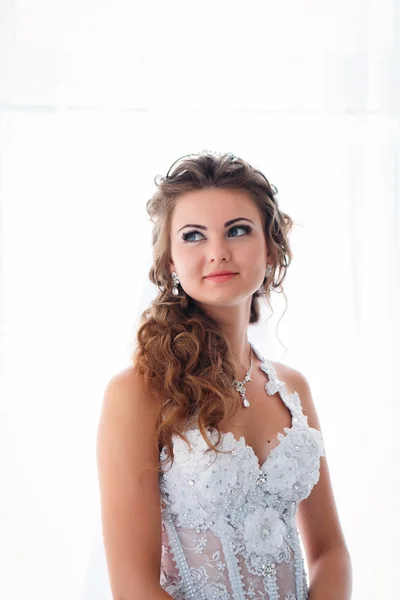 Elegante lusso splendida sposa in piedi su sfondo bianco — Foto Stock