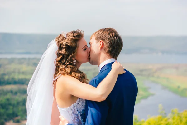 Belo jovem casal posando no parque em um fundo da natureza — Fotografia de Stock