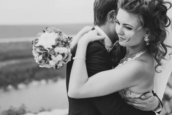 Beautiful young couple posing in the park on a background of nature — Stock Photo, Image