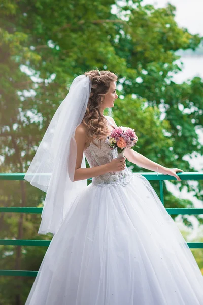 Красивая счастливая стильная невеста на фоне природы — стоковое фото