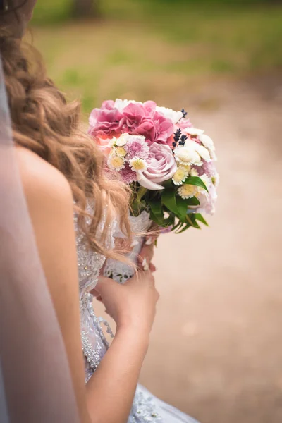 Krásná svatební kytice v rukou nevěsty — Stock fotografie