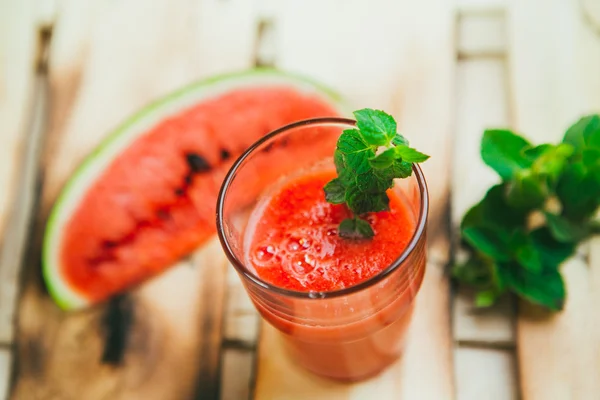 Wassermelonen-Smoothie und frisch auf hellem Holz-Hintergrund. Selektiver Fokus auf Minze — Stockfoto