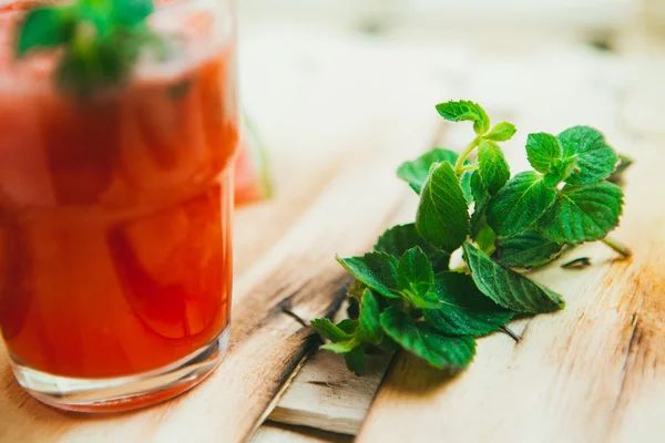 Wassermelonen-Smoothie auf hellem Holz-Hintergrund. Selektiver Fokus auf Minze — Stockfoto