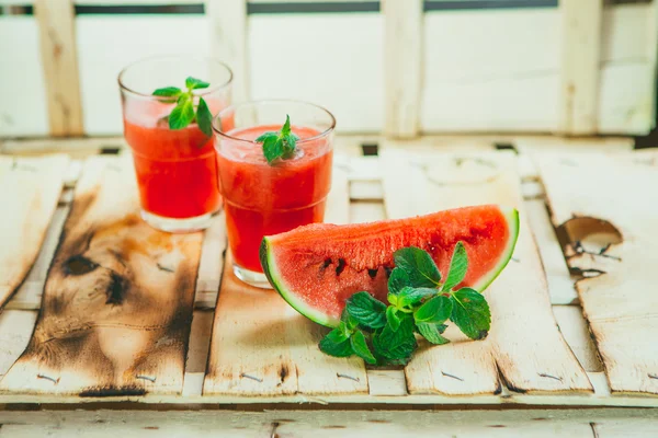 Dos smoothie de sandía y fresco sobre un fondo de madera clara. enfoque selectivo a la menta — Foto de Stock