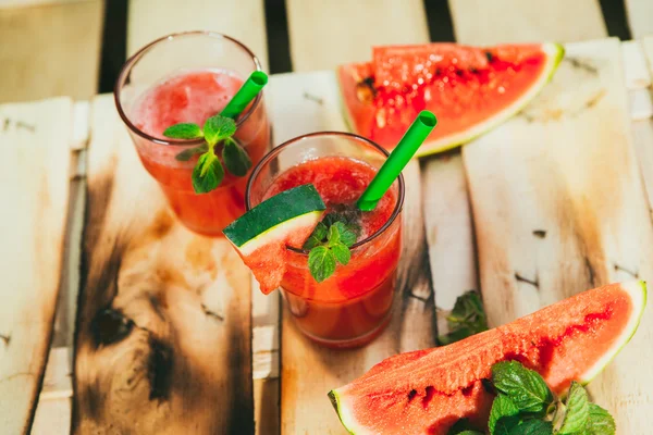 Zwei Wassermelonen Smoothie und frisch auf hellem Holz Hintergrund. Selektiver Fokus auf Minze — Stockfoto