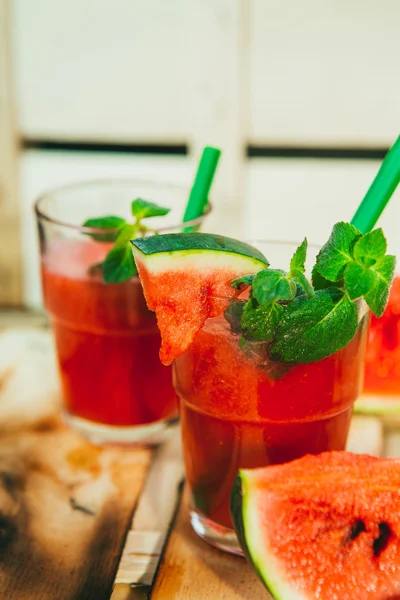 Zwei Wassermelonen Smoothie und frisch auf hellem Holz Hintergrund. Selektiver Fokus auf Minze — Stockfoto