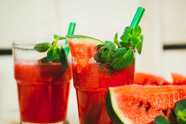 Zwei Wassermelonen Smoothie und frisch auf hellem Holz Hintergrund. Selektiver Fokus auf Minze — Stockfoto