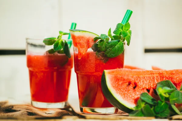 Zwei Wassermelonen Smoothie und frisch auf hellem Holz Hintergrund. Selektiver Fokus auf Minze — Stockfoto