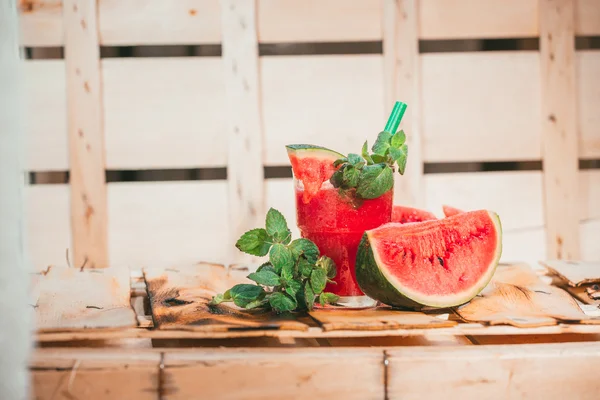 Wassermelonen-Smoothie und frisch auf hellem Holz-Hintergrund. Selektiver Fokus auf Minze — Stockfoto