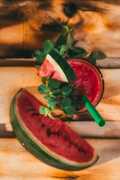 Wassermelonen-Smoothie und frisch auf hellem Holz-Hintergrund. Selektiver Fokus auf Minze — Stockfoto