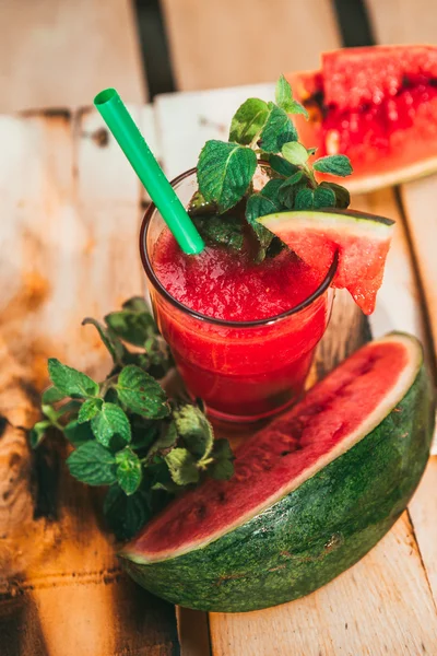 Wassermelonen-Smoothie und frisch auf hellem Holz-Hintergrund. Selektiver Fokus auf Minze — Stockfoto