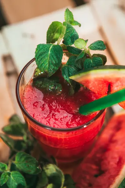 Wassermelonen-Smoothie und frisch auf hellem Holz-Hintergrund. Selektiver Fokus auf Minze — Stockfoto