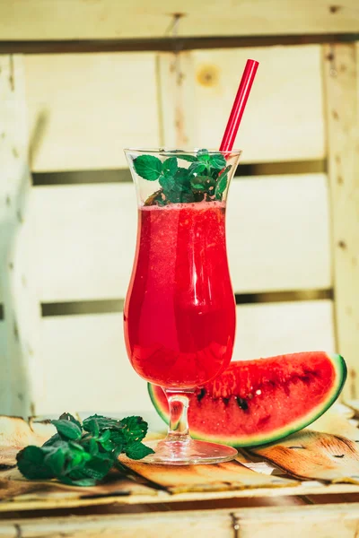 Wassermelonen-Smoothie und frisch auf hellem Holzgrund mit rotem Stroh. Selektiver Fokus auf Minze — Stockfoto