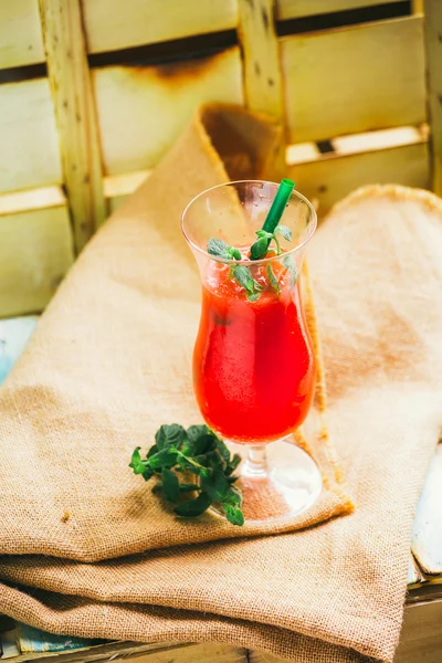 Anguria frullato e fresco su tela di lino uno sfondo di legno chiaro con paglia verde. messa a fuoco selettiva alla menta — Foto Stock