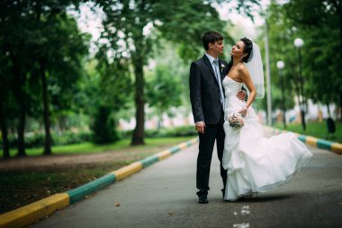 güzel genç çift arka plan orman üzerinde durmak