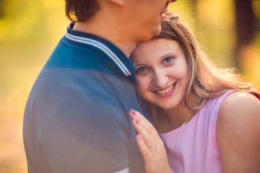 Romantik genç çift öpüşme yaz orman arka plan