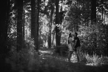 Romantik siyah beyaz fotoğraf genç çift öpüşme yaz orman arka plan
