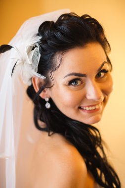 güzel genç mutlu gelin pencerenin ayakta