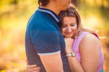 Romantik genç çift öpüşme yaz orman arka plan