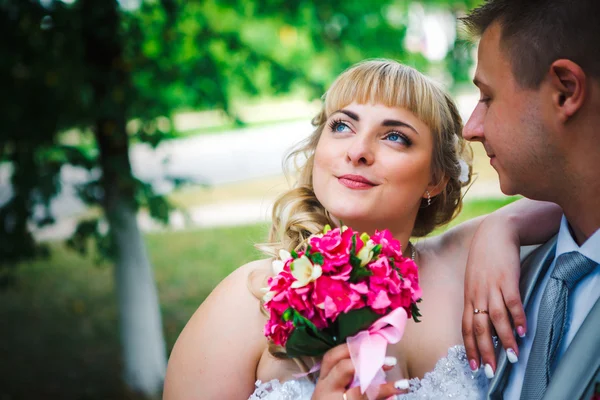 Hermosa pareja joven de pie en el bosque de fondo — Foto de Stock