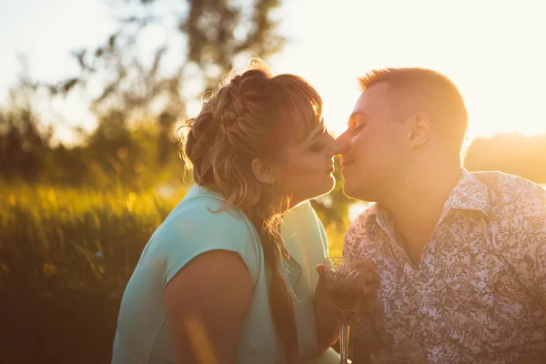 Coppia romantica sedersi e baciare sullo sfondo lago estivo — Foto Stock