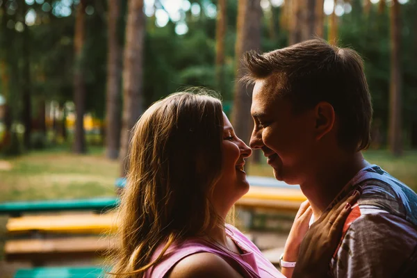 Romantische jonge paar zoenen op achtergrond zomer bos — Stockfoto