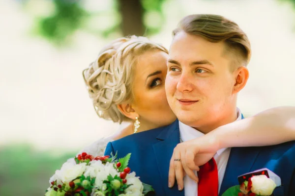 Belo jovem casal stand na floresta de fundo — Fotografia de Stock