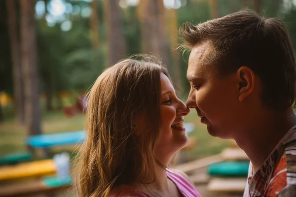 Romantische jonge paar zoenen op achtergrond zomer bos — Stockfoto