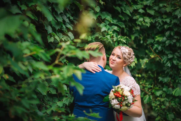 Beautiful young couple stand on background forest — Stock Photo, Image