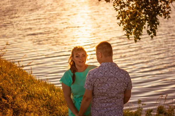 Couple romantique debout et embrasser sur fond été lac coucher de soleil — Photo