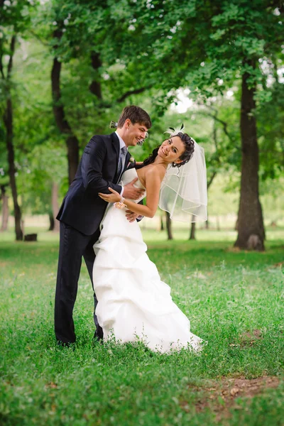 Beau jeune couple debout sur fond forêt — Photo