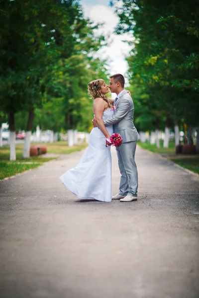 Beautiful young couple stand on background forest — Stock Photo, Image