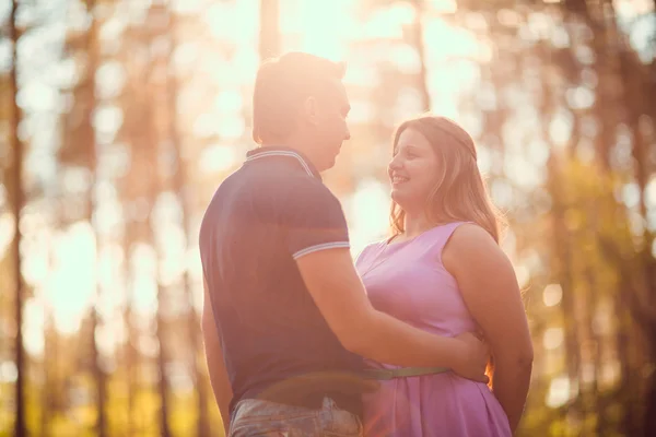 Romantiska ungt par kyssas på bakgrunden sommaren skog — Stockfoto