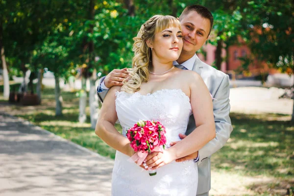 Belo jovem casal stand na floresta de fundo — Fotografia de Stock