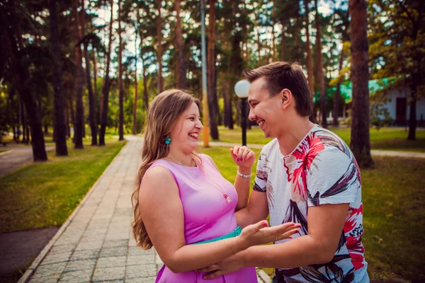 Romantiska ungt par skratta på bakgrunden sommaren skog — Stockfoto