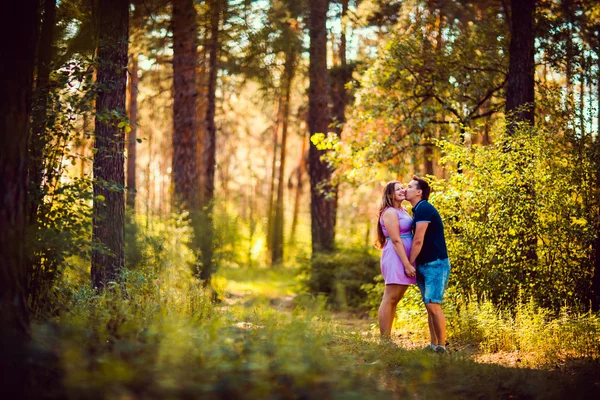 Romantische jonge paar zoenen op achtergrond zomer bos — Stockfoto