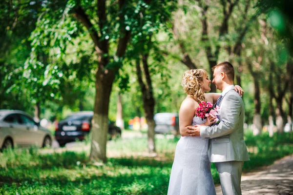 Schönes junges Paar steht auf Hintergrundwald — Stockfoto
