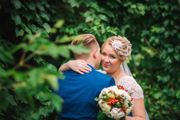 Belo jovem casal stand na floresta de fundo — Fotografia de Stock