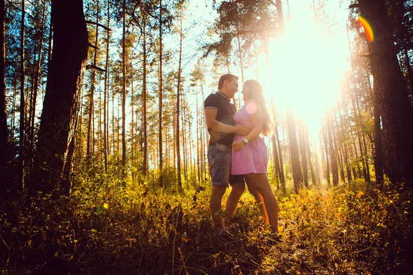 Romantische jonge paar zoenen op achtergrond zomer bos — Stockfoto