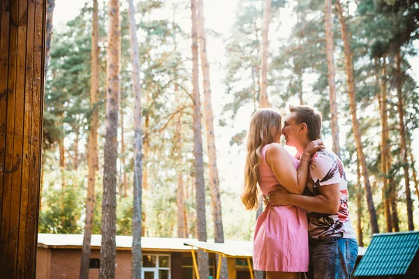 Romantique jeune couple embrasser sur fond forêt d'été — Photo