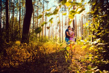 Romantik genç çift öpüşme yaz orman arka plan
