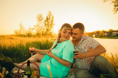 Romantik Çift sit ve arka plan yaz gölde öpüşme